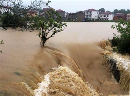 特大暴雨连续侵袭江西多地,省内各地区普遍发生严重洪涝灾害,24日